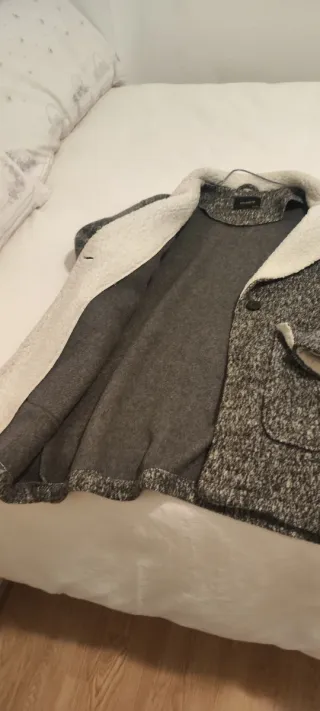 Due cappotti grigi e blu con cappuccio in regalo