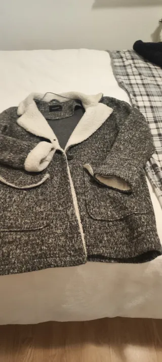 Due cappotti grigi e blu con cappuccio in regalo