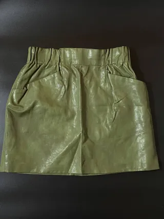 Falda verde efecto piel