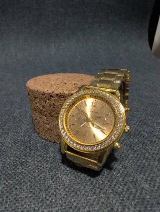 Reloj de mujer dorado sin estrenar