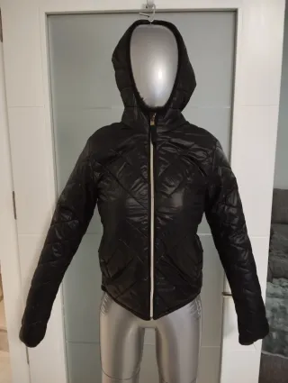 Cazadora acolchada mujer negra