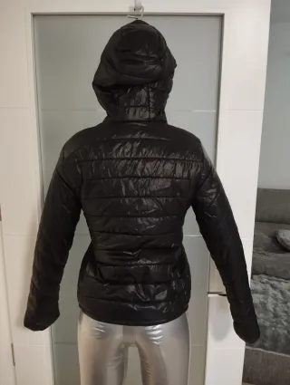 Cazadora acolchada mujer negra