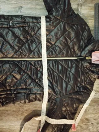 Cazadora acolchada mujer negra