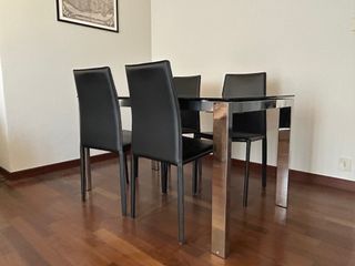 Mesa de comedor con sillas cristal negro