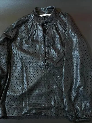 Blusa Zara negra con perforaciones