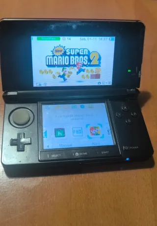 Nintendo 3DS nera con giochi
