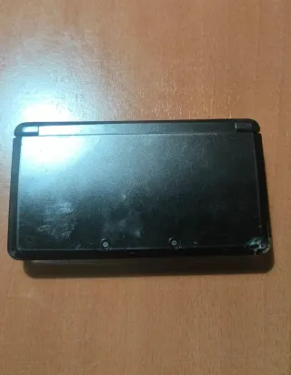 Nintendo 3DS nera con giochi