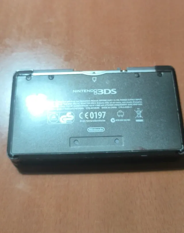 Nintendo 3DS nera con giochi