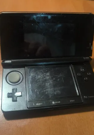 Nintendo 3DS nera con giochi