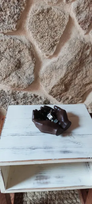 Escultura manos de cemento