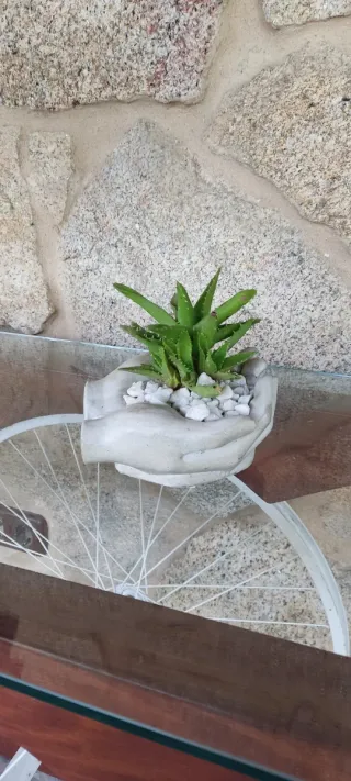 Escultura manos de cemento