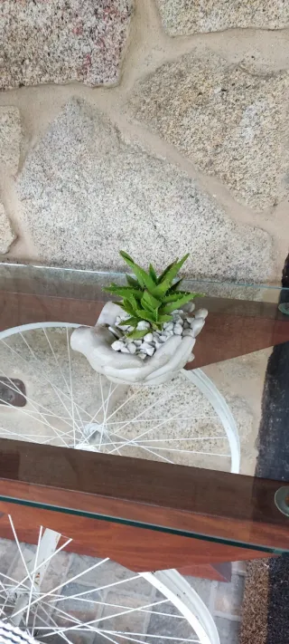 Escultura manos de cemento