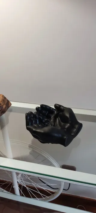 Escultura manos de cemento