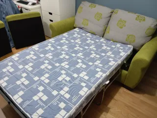 Sofá cama 2 plazas verde y gris.