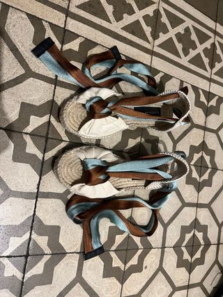 Alpargatas con cintas marrón y turquesa