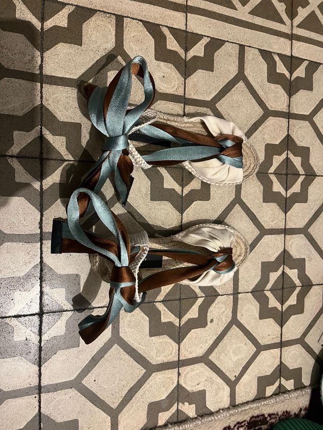 Alpargatas con cintas marrón y turquesa