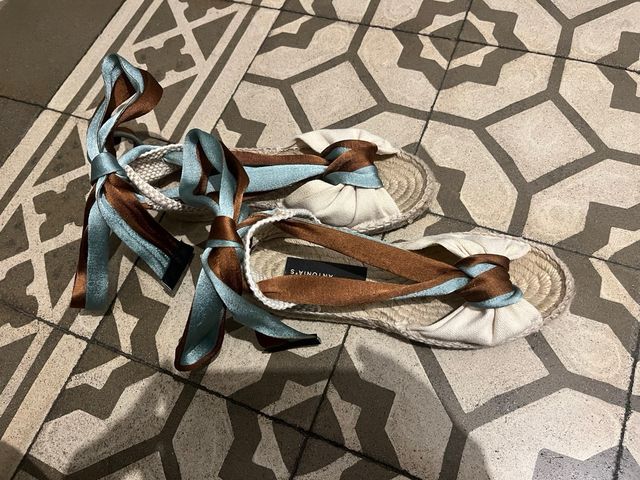 Alpargatas con cintas marrón y turquesa