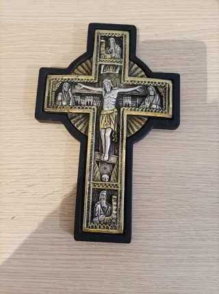Cruz de Viruela de madera con figuras religiosas