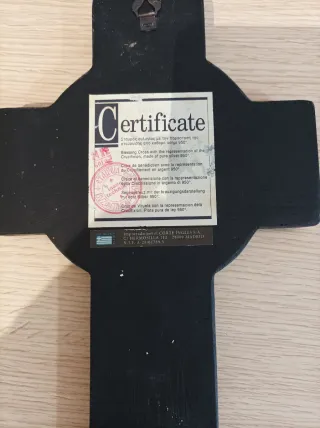 Cruz de Viruela de madera con figuras religiosas