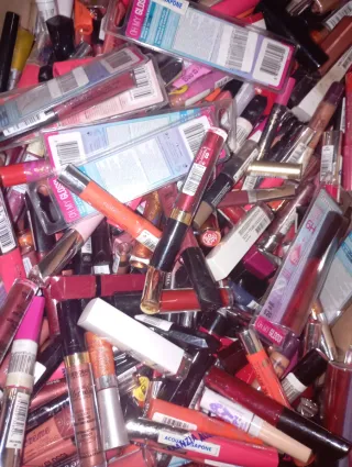 Oferton lote 1000 pintalabios y brillos