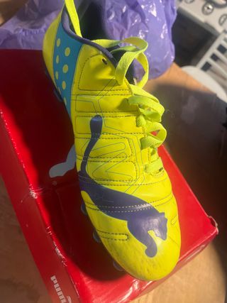Botas de fútbol Puma amarillas y azules