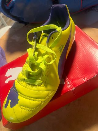 Botas de fútbol Puma amarillas y azules