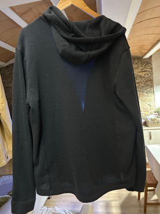 Chaqueta con capucha negra