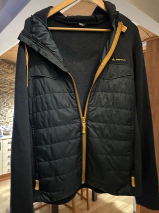 Chaqueta con capucha negra