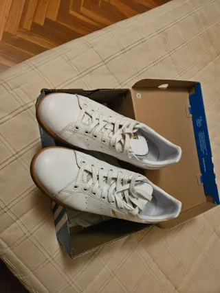 Zapatillas Adidas Blancas y Doradas