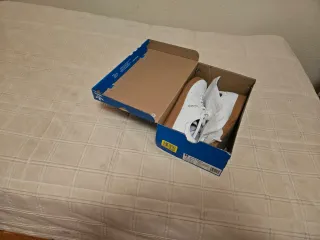 Zapatillas Adidas Blancas y Doradas