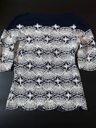 Blusa azul y blanco con encaje