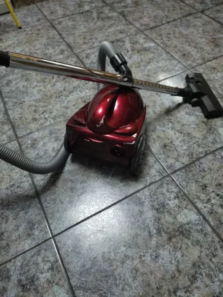 Aspiradora Roja con Manguera y Accesorios