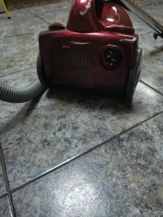 Aspiradora Roja con Manguera y Accesorios