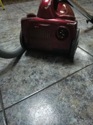 Aspiradora Roja con Manguera y Accesorios