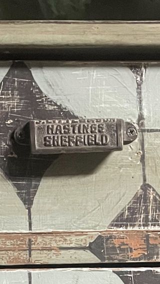 Cómoda de madera con diseño geométrico