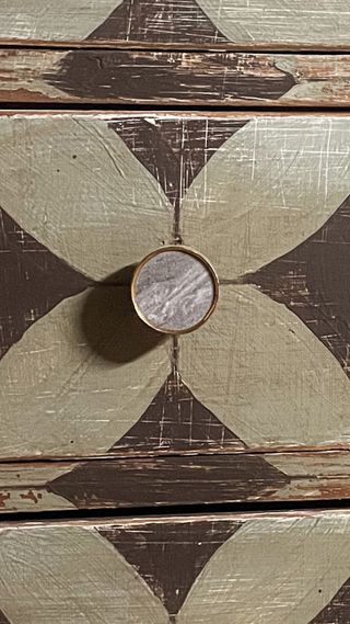 Cómoda de madera con diseño geométrico