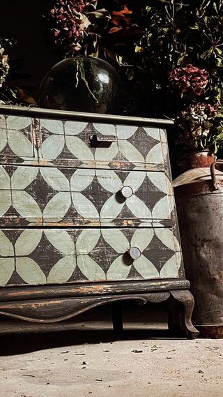 Cómoda de madera con diseño geométrico