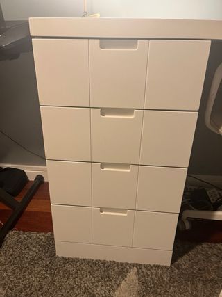 Escritorio blanco de madera con cajones