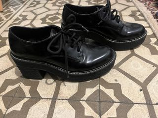 Zapatos Bershka negros talla 37