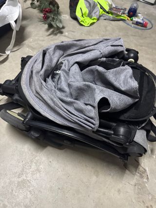Carro de bebé gris