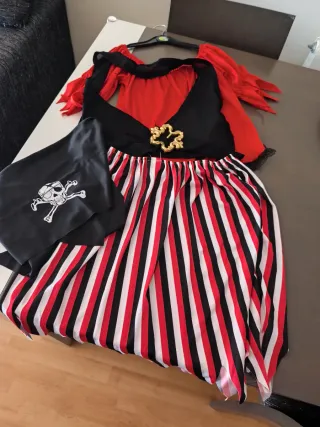 Disfraces piratas (hombre y mujer)