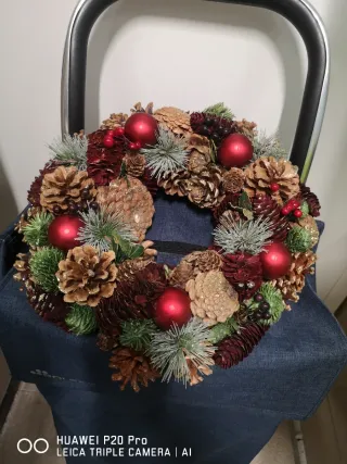 Corona de Navidad Adornos Piñas y Bolas Rojas