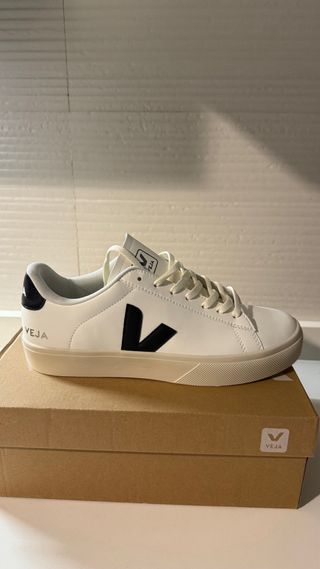 Zapatillas Veja Blancas y Negras