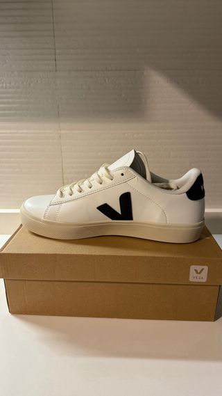 Zapatillas Veja Blancas y Negras