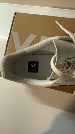 Zapatillas Veja Blancas y Negras