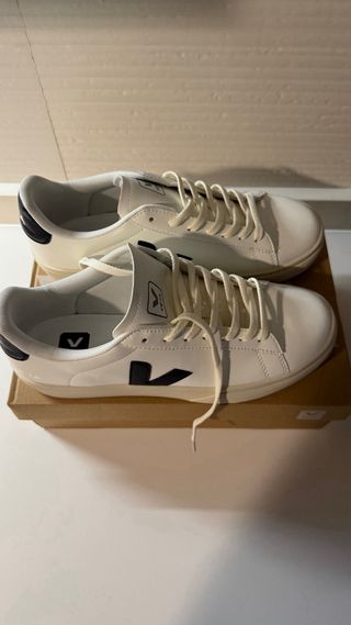 Zapatillas Veja Blancas y Negras