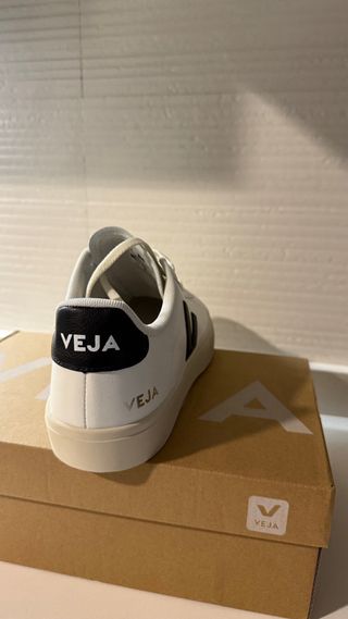 Zapatillas Veja Blancas y Negras