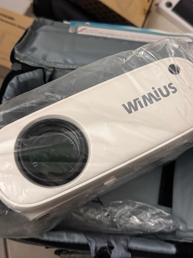 Proiettore 4k con supporto smartphone.