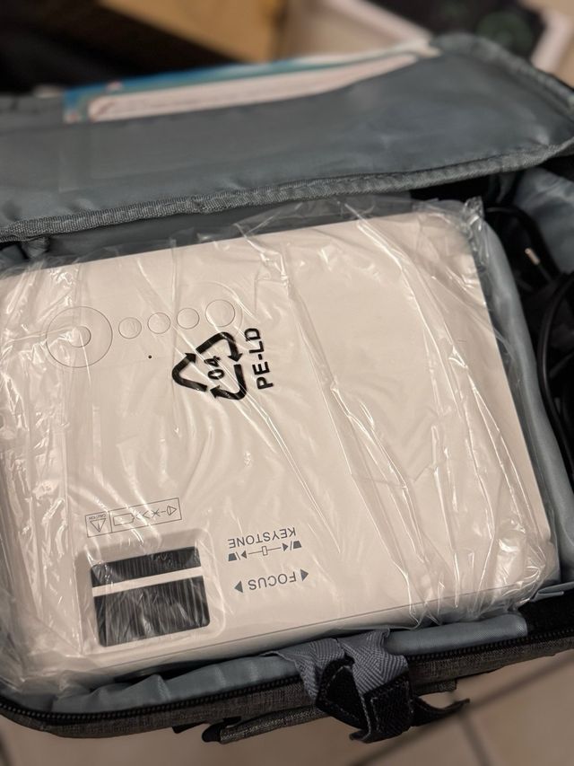 Proiettore 4k con supporto smartphone.