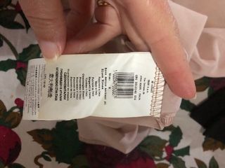 Blusa rosa con cuello negro